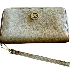 MICHAEL KORS LARGE TRAVEL CONTINENTAL WRISTLET WALLET GREY color